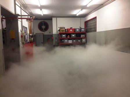 CO2 Nebel im Gerätehaus im Rahmen einer Übung 2015